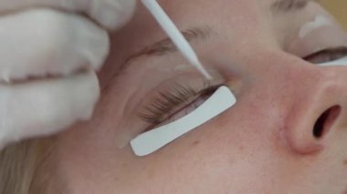 Kirpik uzatma prosedürü üzerinde kadın, kirpik laminasyon. Güzellik Spa salonu