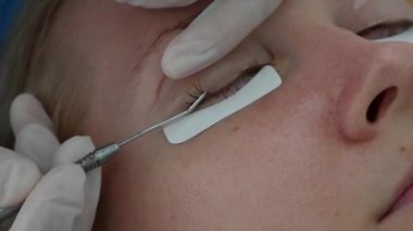 Kirpik uzatma prosedürü üzerinde kadın, kirpik laminasyon. Güzellik Spa salonu