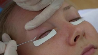 Kirpik uzatma prosedürü üzerinde kadın, kirpik laminasyon. Güzellik Spa salonu