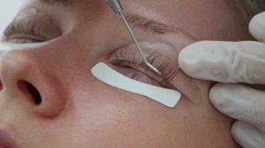 Kirpik uzatma prosedürü üzerinde kadın, kirpik laminasyon. Güzellik Spa salonu