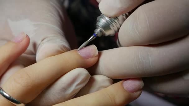Schönheitssalon. Nahaufnahme Meister der Maniküre poliert Nägel und bereitet sich auf die Anwendung von Gel-Nagellack — Stockvideo