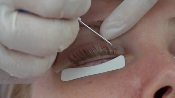 妇女对睫毛延伸的程序, 睫毛层压。美容水疗沙龙 — 图库视频影像