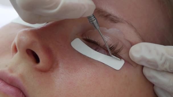 Kvinna på förfarandet för ögon Frans förlängningar, ögonfransar laminering. Skönhet Spa salong — Stockvideo