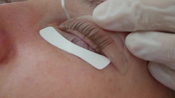 Frau auf dem Verfahren für Wimpernverlängerungen, Wimpernlaminierung. Schönheitssalon — Stockvideo