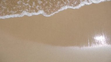 Kumlu sahilde denizin yumuşak dalgası