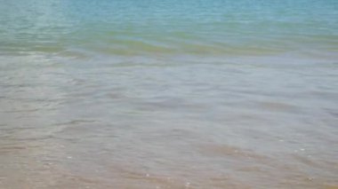 Kumlu sahilde denizin yumuşak dalgası