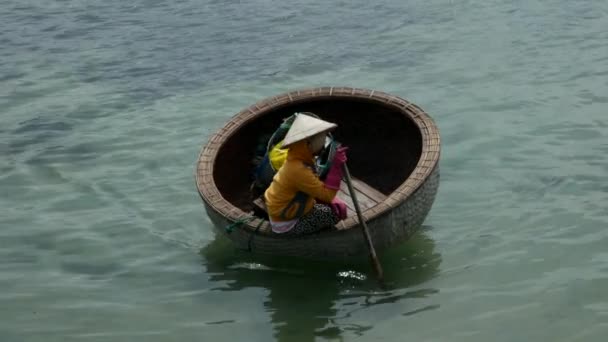 Frau paddelt auf einem traditionellen vietnamesischen Rundboot in der Bucht von Nha Trang, Vietnam, 22. Oktober 2017. — Stockvideo