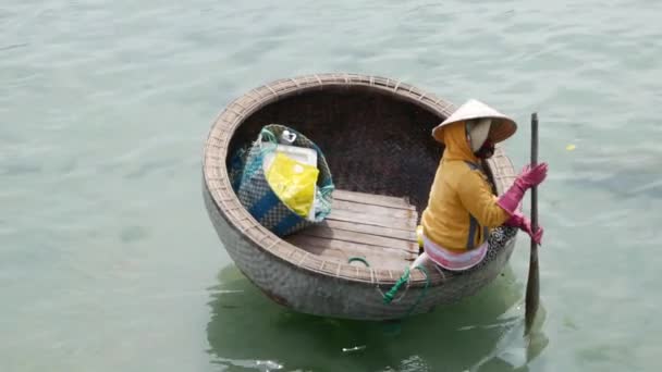 Kvinna som paddling en traditionell vietnamesisk runda båt på Nha Trang-bukten. — Stockvideo