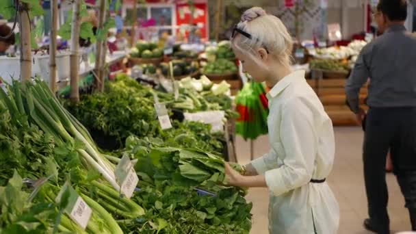 Žena se rozhodne zelení v supermarketu, Nha Trang, Vietnam, 27 října 2017. — Stock video