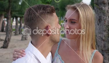 Denize yakın parkta sarılmak genç mutlu çift. Romantik konsept. HD, 1920x1080.