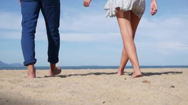 Joven pareja feliz caminando por la playa sonriendo abrazándose unos a otros. Concepto romántico. HD, 1920x1080 . — Vídeo de stock