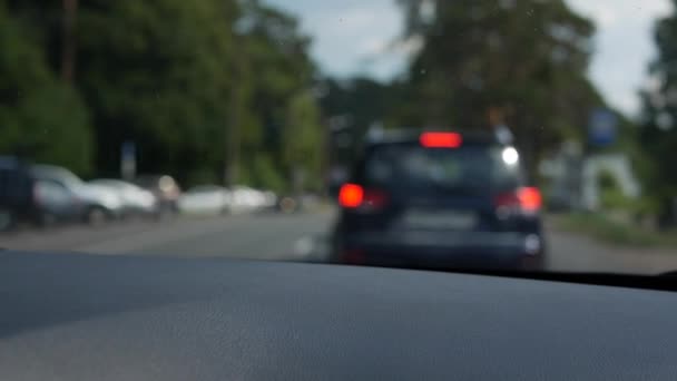 Rozostřený pohled skrz přední okno vozu. Auto jede po venkovské silnici. 4k — Stock video