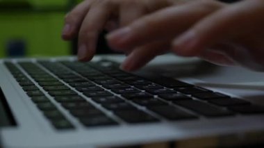 Dizüstü Klavye üzerine yazarak kadın elleri yakın çekim. Evde Laptop kullanan kadın elleri. 4k