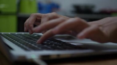Dizüstü Klavye üzerine yazarak kadın elleri yakın çekim. Evde Laptop kullanan kadın elleri. 4k