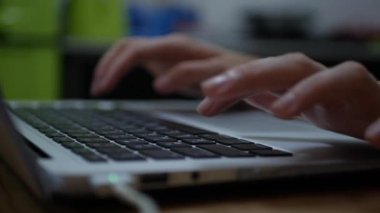 Dizüstü Klavye üzerine yazarak kadın elleri yakın çekim. Evde Laptop kullanan kadın elleri. 4k