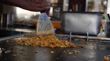 Tamil Nadu ve Kerala Hindistan ve Sri Lanka 'da çok popüler gıda küçükkaya parotta pişirme. Baharatlı sıcak Hint çanak Paratha buğday unu yapılmış.