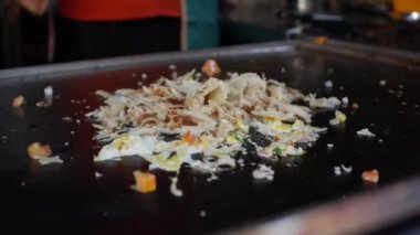Tamil Nadu ve Kerala Hindistan ve Sri Lanka 'da çok popüler gıda küçükkaya parotta pişirme. Baharatlı sıcak Hint çanak Paratha buğday unu yapılmış.