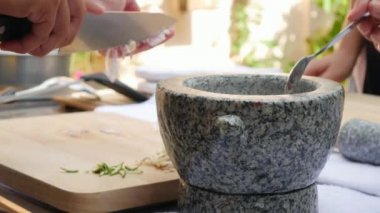 Biber ve Tay Chili sos için havaneli taş harç bir başka baharatlar. Kadın Tay çorbası Tom Yam için sos hazırlanıyor. Yakın çekim. 4k