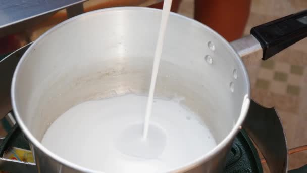 Vierta la leche de coco en una olla. Paso a paso cocinar sopa de ñame tom. Cocina tailandesa. Primer plano. 4k — Vídeos de Stock