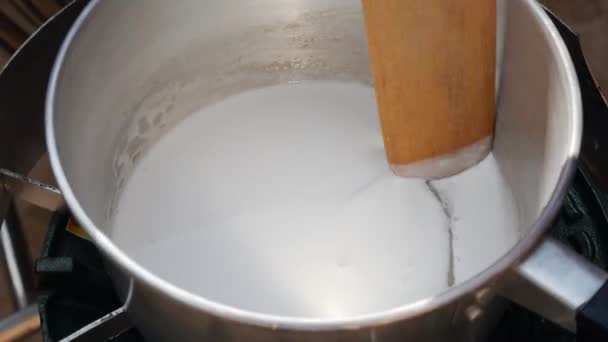 Vierta la leche de coco en una olla. Paso a paso cocinar sopa de ñame tom. Cocina tailandesa. Primer plano. 4k — Vídeo de stock