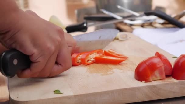 Las manos de las mujeres cortan verduras y verduras en la cocina al aire libre. Una mujer usa un cuchillo y cocina. Paso a paso, cocinar sopa tom yam. Cocina tailandesa Primer plano. 4k — Vídeo de stock