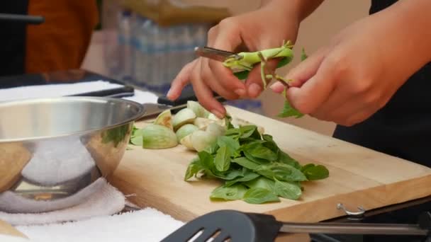 Vrouwenhanden gesneden groenten en groen in de keuken in de openlucht. Een vrouw maakt gebruik van een mes en koks. Stap voor stap, koken soep Tom Yam. Thaise keuken close-up. 4k — Stockvideo