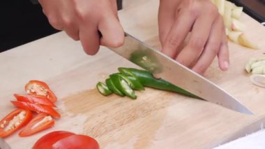 Kadın elleri açık havadaki mutfakta sebze ve yeşillikleri kesti. Bir kadın bıçak ve aşçı kullanır. Adım, yemek çorba Tom Yam. Tay mutfağı yakın çekim. 4k