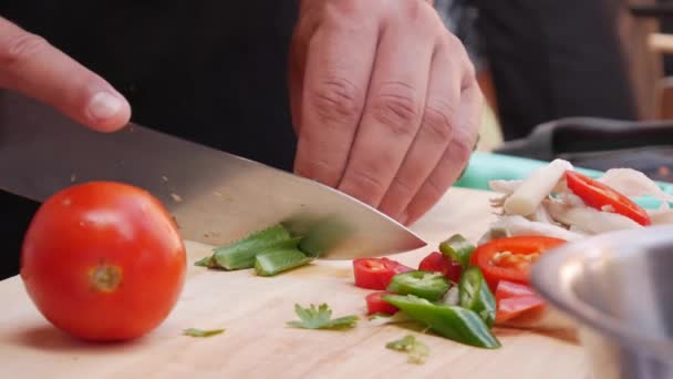 Las manos de los hombres cortan verduras y verduras en la cocina al aire libre. Una mujer usa un cuchillo y cocina. Paso a paso, cocinar sopa tom yam. Cocina tailandesa Primer plano. 4k — Vídeo de stock