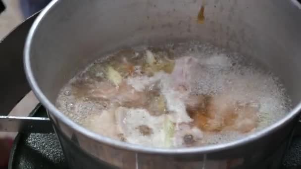 Шаг за шагом варить суп Том Ха Гай с лимонной травой, галангалом, листьями кафира лайма, свежим чили, лаймом, кокосовым молоком. Аутентичная тайская кухня. Крупный план. 4k — стоковое видео
