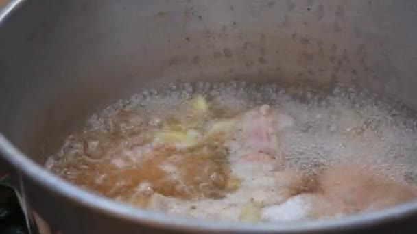 Cocina paso a paso la sopa Tom Kha Gai con limoncillo, galangal, hojas de lima kaffir, chiles frescos, lima, leche de coco. Auténtica comida tailandesa. Primer plano. 4k — Vídeo de stock