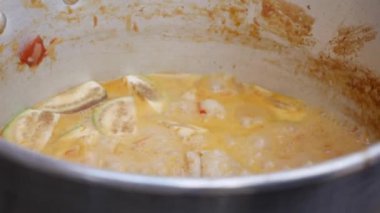 Tavuk ve karides ile kaynayan baharatlı Tay çorbası Pan. Adım adım tom yam çorbası pişirme. Tay mutfağı. Closeup. 4k