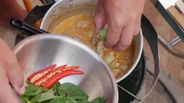 Adım adım tom yam çorbası pişirme. Baharatlı biber ve otlar kaynar çorba eklenir. Tay mutfağı. Closeup. 4k