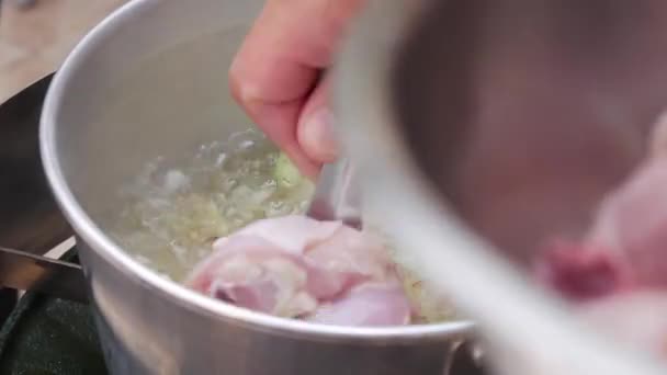 Trawa cytrynowa i imbir w garnku wrzącej wody. Krok po kroku Gotowanie zupy Tom Kha Gai. Dania kuchni tajskiej. Zbliżenie. 4K — Wideo stockowe