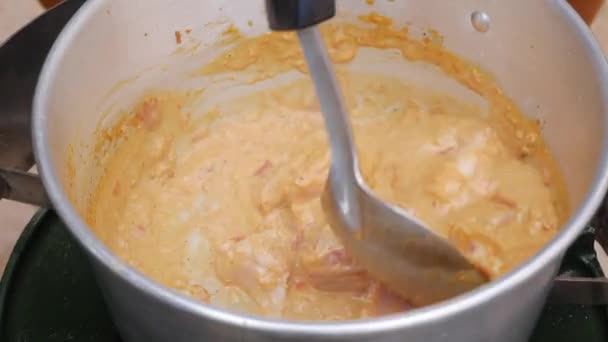 Cuisson étape par étape Tom Igname soupe. Filet de poulet ajouté au lait de coco bouillant avec de la pâte de chili. Cuisine thaïlandaise. Gros plan. 4k — Video