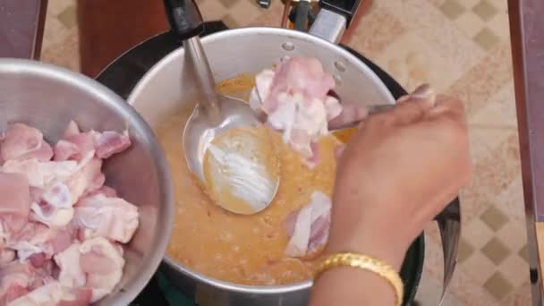 Paso a paso cocinar sopa de ñame tom. Filete de pollo añadido a la leche de coco hirviendo con pasta de chile. Cocina tailandesa. Primer plano. 4k — Vídeo de stock