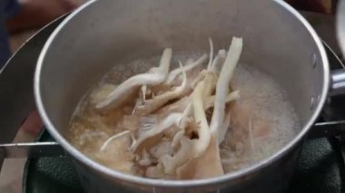 Adım adım limon otu, galangal, kaffir kireç yaprakları, taze biber, kireç, hindistan cevizi sütü ile Tom Kha Gai çorbası pişirme. Otantik Tay tarzı yemekler. Closeup. 4k