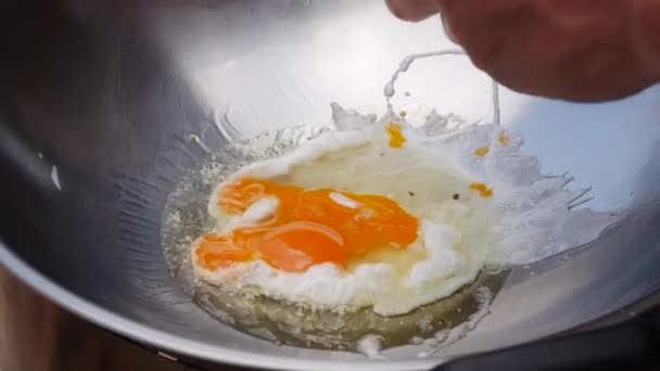 Yumurtaları wok'ta pişirmek. Adım adım pişirme ped ithai. Tay mutfağı. Closeup. 4k — Stok video