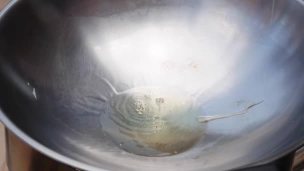 Koken eieren in een wok. Stap voor stap koken pad Thai. Thaise gerechten. Close-up. 4k — Stockvideo