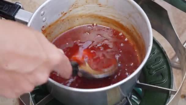 Thai chili szósz egy serpenyőben a gáz. Lépésről lépésre főzés pad thai. Thai ételeket szolgálnak fel. Vértes. 4k — Stock videók