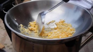 Yumurtaları wok'ta pişirmek. Adım adım pişirme ped ithai. Tay mutfağı. Closeup. 4k