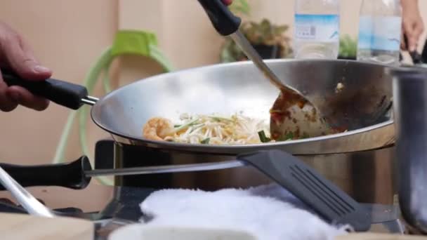 Fideos de camarón y huevo frito en wok. Paso a paso almohadilla de cocción tailandesa. Cocina tailandesa. Primer plano. 4k — Vídeo de stock