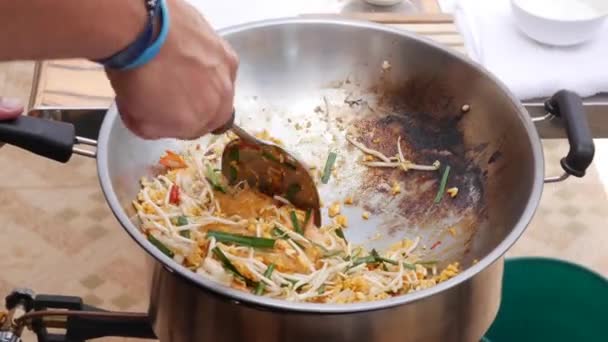 Νουντλς με γαρίδες και τηγανητό αυγό στο γουόκ. Βήμα προς βήμα μαγείρεμα ταϊλανδέζικο μαξιλάρι. Ταϊλανδέζικη κουζίνα. Closeup. 4K — Αρχείο Βίντεο