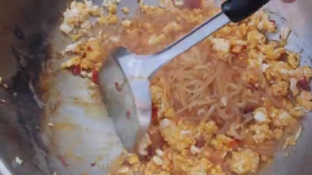 Macarrão e ovo fritos em um wok. Passo a passo almofada de cozinhar tailandês. Cozinha tailandesa. Fecha a porta. 4k — Vídeo de Stock