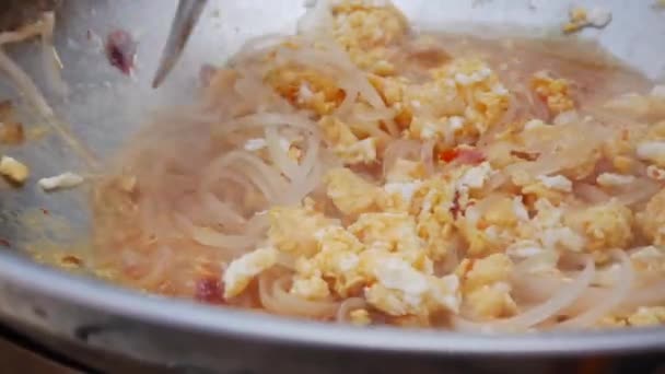 Fideos y huevo frito en un wok. Paso a paso almohadilla de cocción tailandesa. Cocina tailandesa. Primer plano. 4k — Vídeo de stock