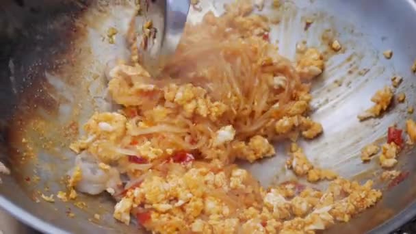 Mie udang dan telur goreng di wajan. Langkah demi langkah memasak pad thai. Masakan Thailand. Penutup. 4k — Stok Video