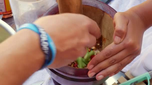 Mujeres tailandesas preparando ensalada de papaya verde som tam en mortero de madera con mortero. De cerca. 4k — Vídeo de stock