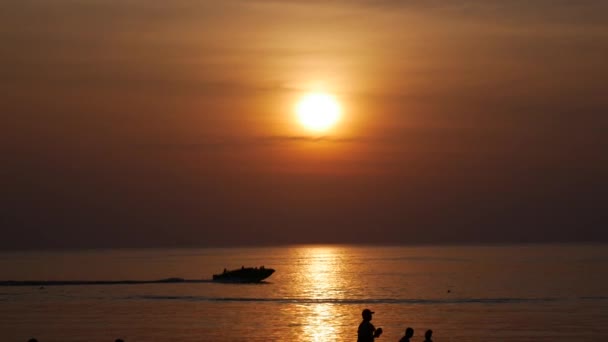 Barco silhueta navega no mar ao pôr-do-sol de fundo. 4k — Vídeo de Stock