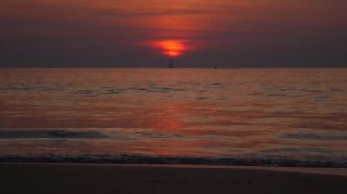 Sahilde dalgalar ile Altın Gün batımı. 4k