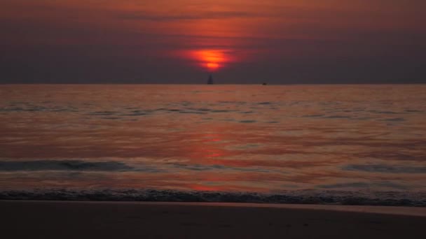 Atardecer dorado con olas en la playa. 4k — Vídeos de Stock