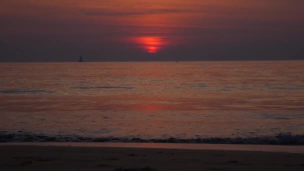 金色的日落与海浪在海滩上。4k — 图库视频影像